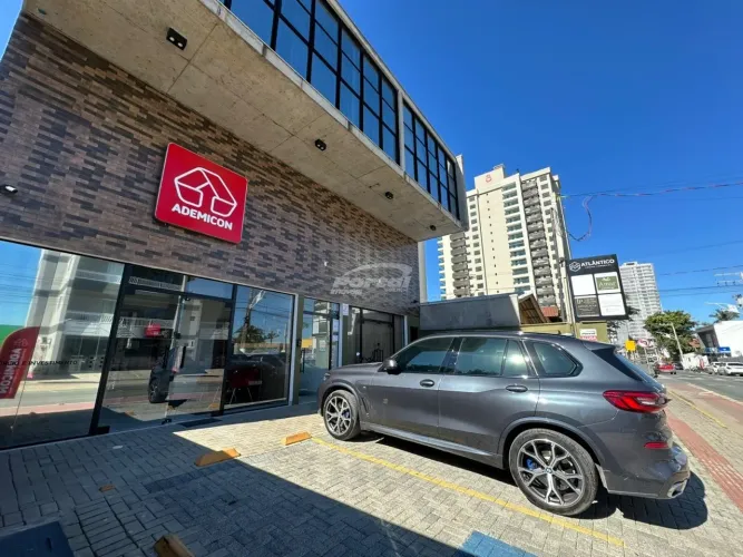Sala comercial superior disponível para locação no bairro Centro, em Balneário Piçarras/SC