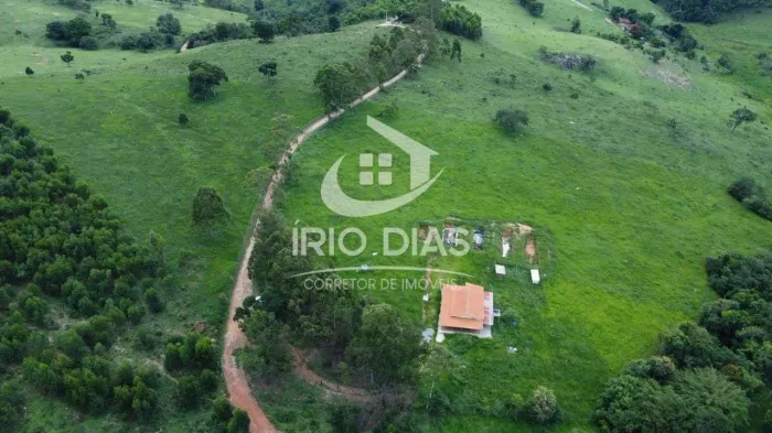 Sítio para Venda em Jeceaba, Área Rural de Jeceaba, 3 dormitórios, 1 banheiro, 3 vagas