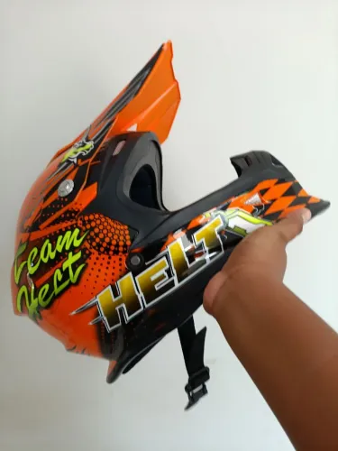 Vendo capacete e luva foram usados só uma vez.