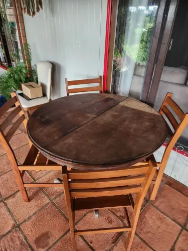 Mesa redonda com 4 cadeiras - madeira de lei