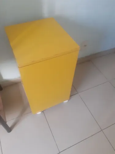 Gaveteiro amarelo com rodízios