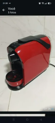 Esta é uma Cafeteira Três Corações Vermelha com Sistema de Cápsulas.