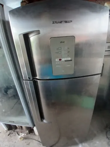 Geladeira com marcas de uso