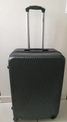 Mala YIN'S tamanho M medidas 65x45x25. Em ótimo estado, utilizado em uma única viagem.