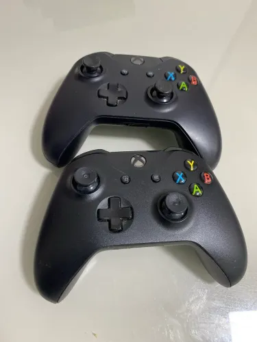 Dois controles de Xbox one + 7 jogos