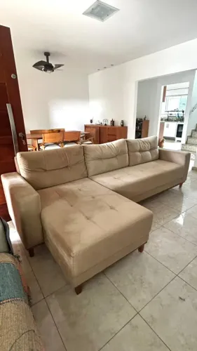 Sofá com Chaise Longue Suede Bege - Estilo Contemporâneo e Quase Novo (<1 Ano)