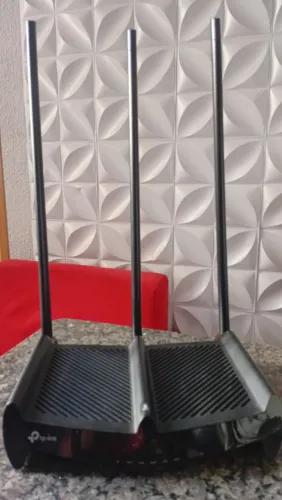 Roteador tp-Link preto funcionando perfeitamente
