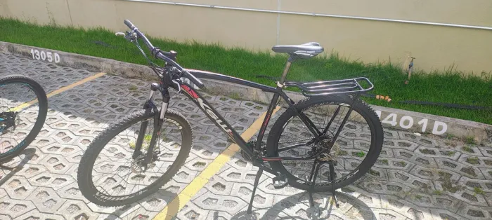 Vendo uma bikes + suporte carro+ suporte parede + bomba +suporte chao,  no precinho