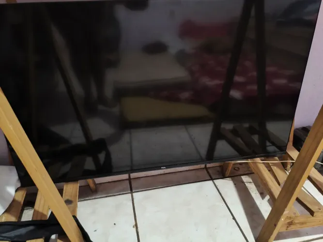 TV TCL 43" - Tela trincada, demais peças funcionando - Para peças ou conserto