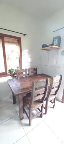 Mesa rústica de jantar com 4 cadeiras