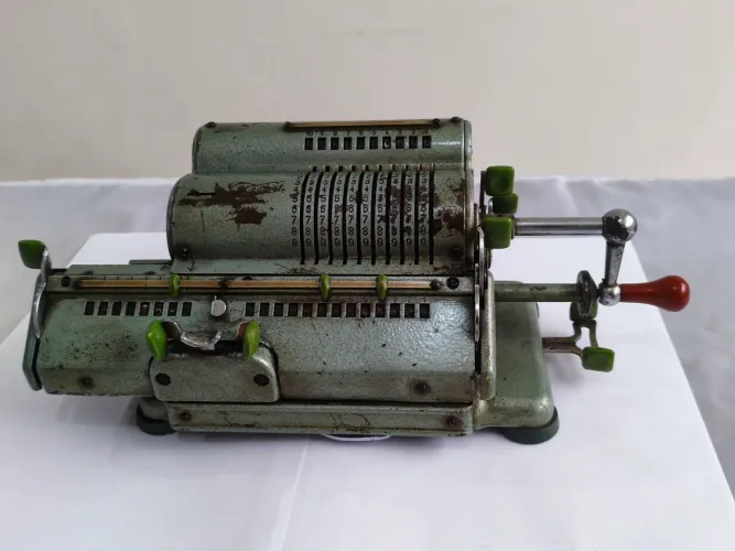 Antiga calculadora mecânica.