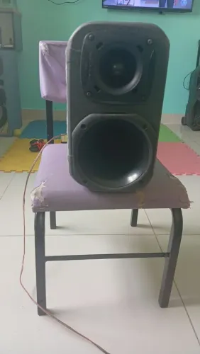 Boxe com uma corneta e tuita