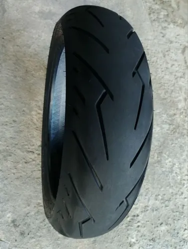 Vendo Pneu traseiro Medida 190/60r17. Serve em Hornet,xj,mt z1000 Suzuki entre outras..