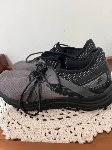 Par de tênis masculino Fila número 47
