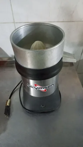 Espremedor de laranjas industrial skymsen faz suco de laranja com excelência
