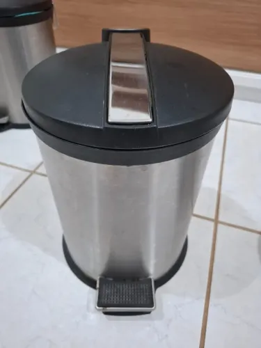 Lixeira Inox com Pedal - Prática e Moderna