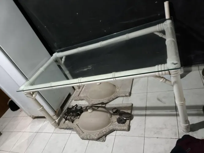 Vende-se mesa com tampo de vidro 