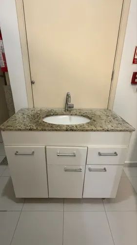 Gabinete de banheiro completo