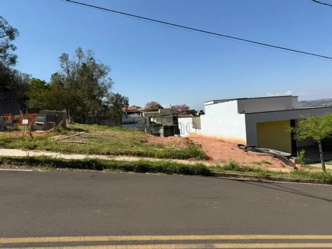 Terreno à Venda no Condomínio Vivenda das Pitangueiras em Valinhos, no bairro Bosque dos E