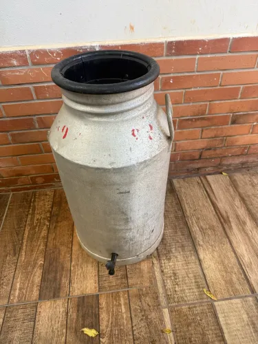 Lata de alumínio antiga com torneira 