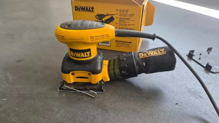 Lixadeira Orbital 1 4 de folha Dewalt 110V