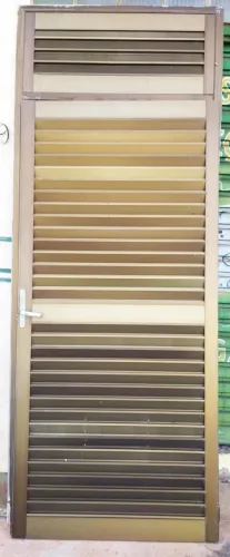 Porta de Alumínio com guarnição