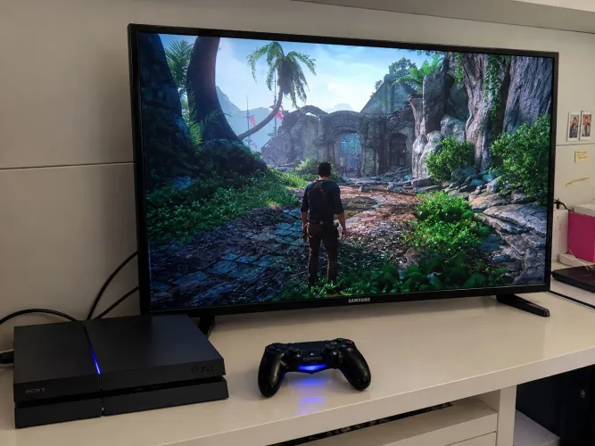 Ps4, com caixa, e 3 jogos.