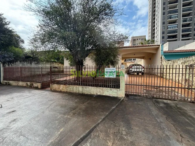 Casa Térrea com Amplo Terreno à Venda na Zona 08