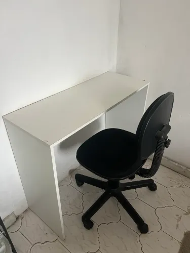 Mesa de computador e cadeira