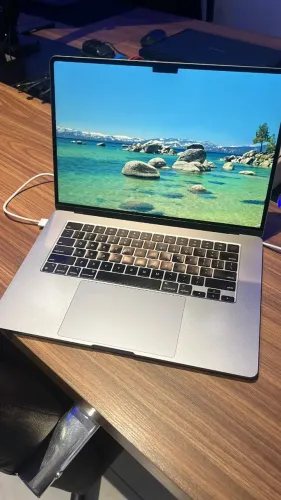 Macbook Air M2, 2024, 15,6", 8gb de ram, 256gb de armazenamento, 84% bateria (273 ciclos)