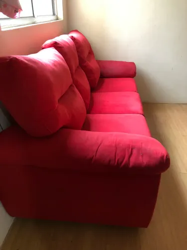 Sofá Vermelho com Almofadas