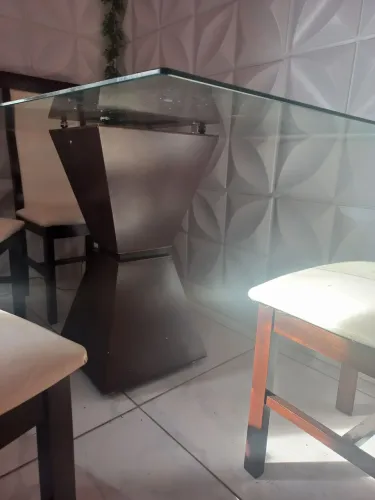 Mesa com tampo de vidro e 4 cadeiras madeira acolchoada impermeável 