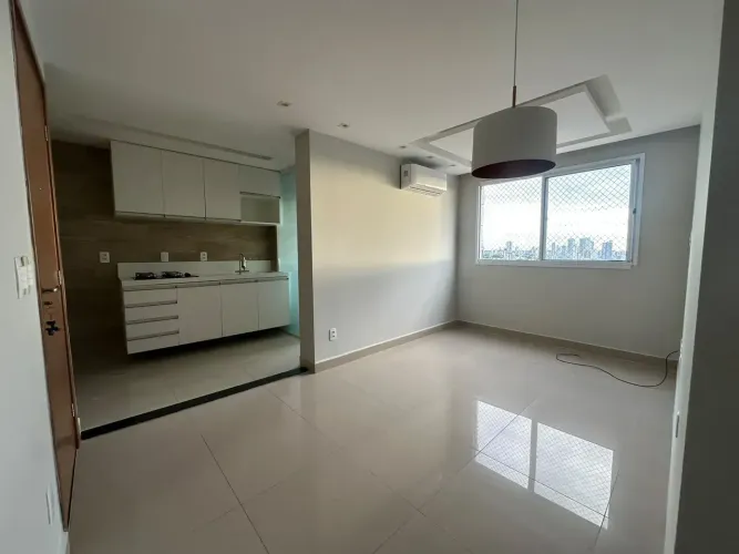 SIMONE VENDE APARTAMENTO REFORMADO COM CENTRAL DE AR E PROJETADOS | 2 QUARTOS | ANDAR ALTO