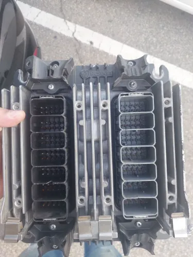 Reparos e compra de módulo de motor scania