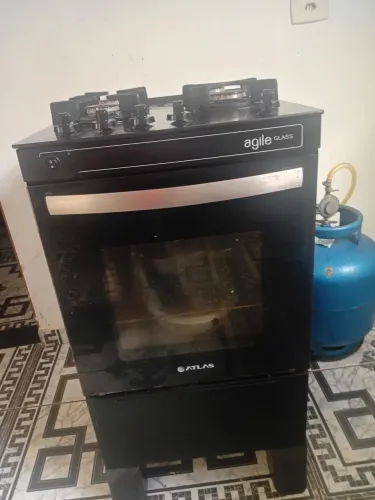 Vende se fogão 4 bocas, forno e chamas funcionando perfeitamente.