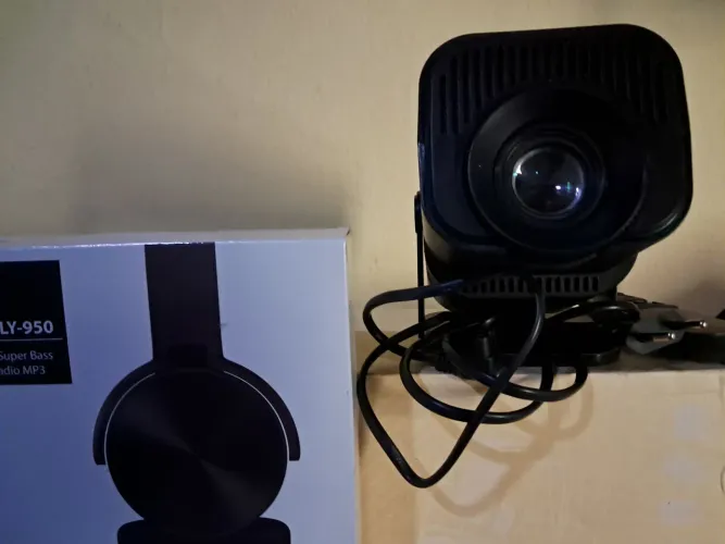 Vendo projetor hy mini novo só foi testado e mais um fone de ouvido de brinde valor r$
