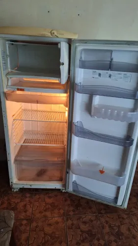 Geladeira com defeito pra aproveitar peças