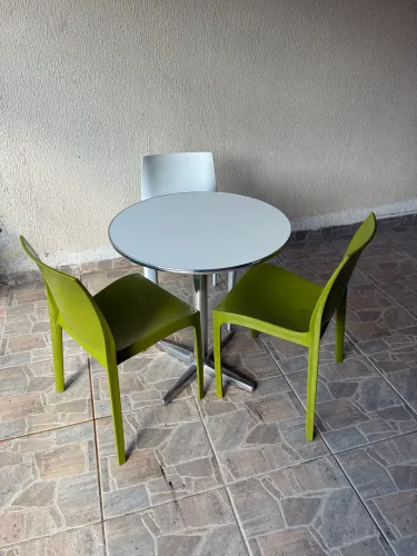 Conjunto Mesa Bistrô 70cm + 3 Cadeiras 2 Verdes Limão + 1 Branca - Lanchonete Varanda