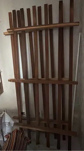 Uma cama beliche