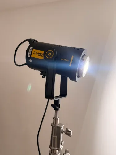 Iluminador LED Godox FV150 5600K 150W Luz Contínua e Flash Bivolt