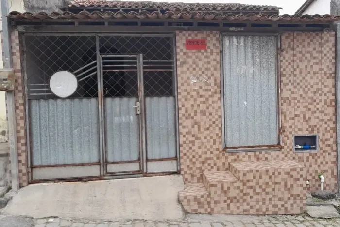 Casa com ponto comercial no distrito de Humildes!