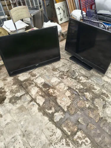 Duas tvs lcd Semp 42 polegadas para aproveitar peças