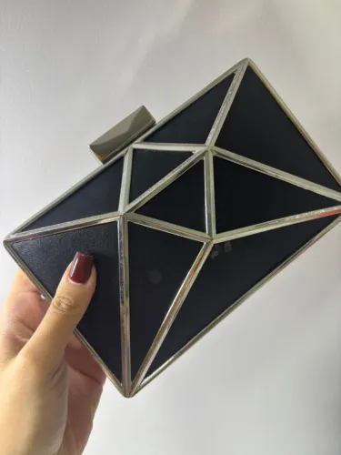 Bolsa clutch Schutz metal prata com couro preto 