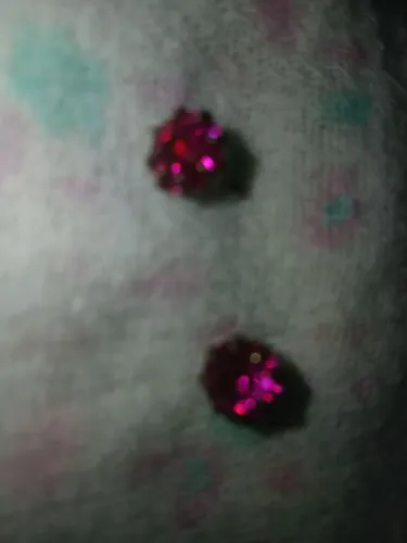 Brinco da vivara pedras rosa 65 reais