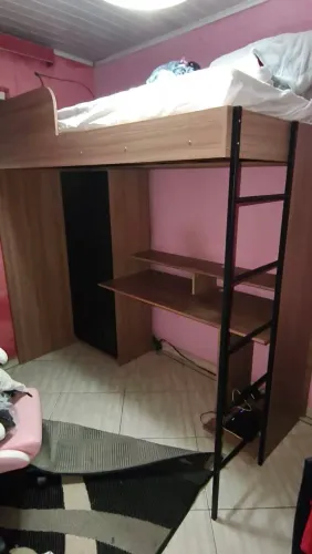 Cama suspensa multifuncional com armário.