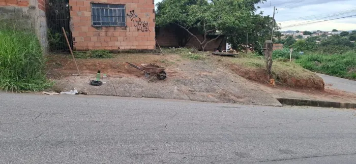 Lote de 180 m², Casa com 02 cômodos+banheiro+area  pedra branca\São Joaquim de bicas 