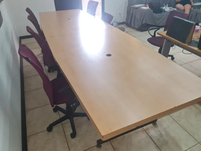 Mesa para reuniões com 6 cadeiras