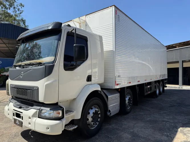 Volvo Bitruck vm 270 baú