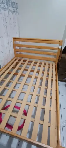Cama casal padrão com colchão em ótimo estado e com capa protetora.