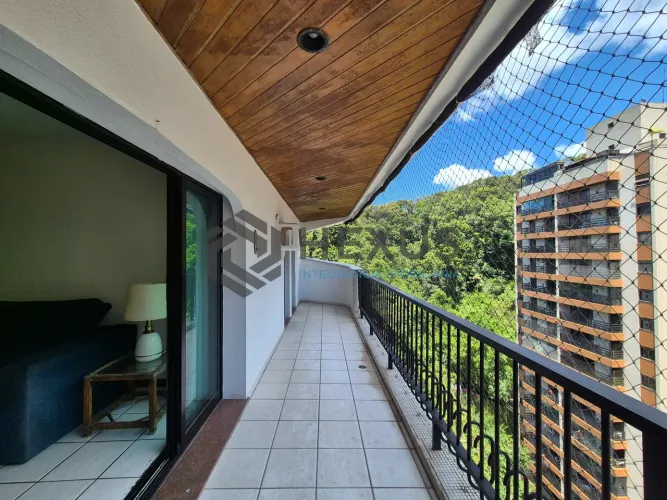 Apartamento com varanda e lazer na Praia das Pitangueiras, Guaruja